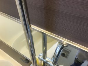 ハウスクリーニング東京都昭島市の在宅バスルーム壁面と金具のクリーニング