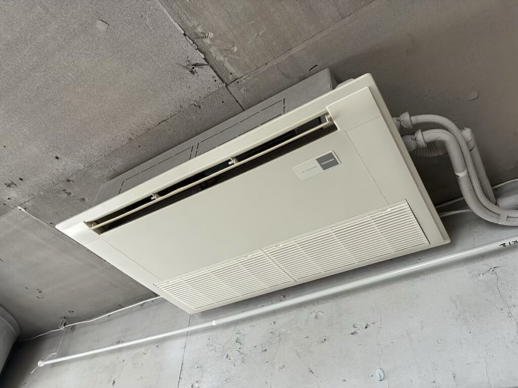 福生市にあるフォトスタジオさんの東芝製天吊りエアコンの分解クリーニング!